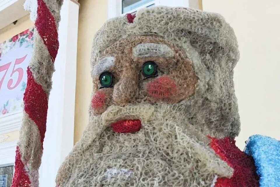 У Деда Мороза много атрибутов культа: статуи, формы обращения, свой представитель на земле.