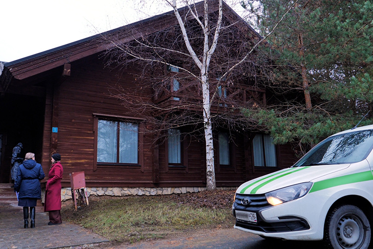    Приставы пришли, чтобы арестовать часть имущества комплекса из-за долгов по налогам.   
Фото: Надежда Евдокимова