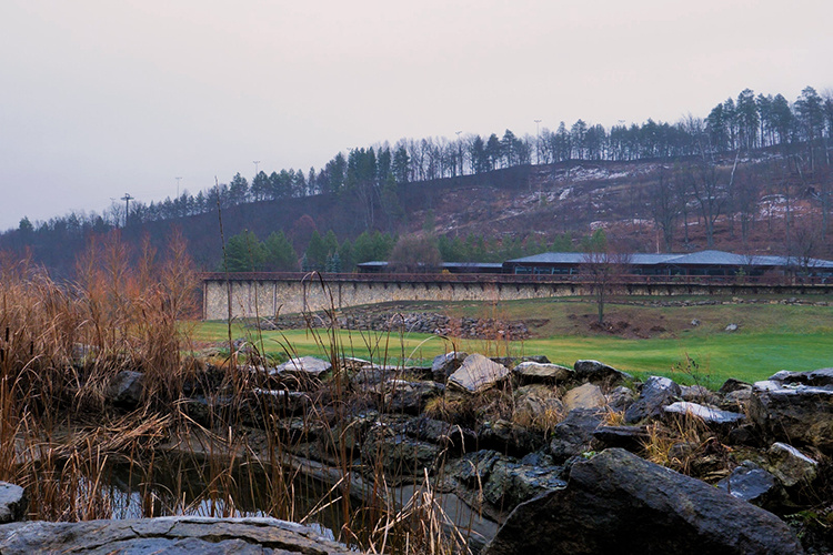    Узнаем от приставов, что ООО «Свияга» задолжало налоговой службе Татарстана 33 млн рублей, а АО «Горнолыжный спортивно-оздоровительный комплекс «Казань» (ГСОК) — 18 млн рублей.   
Фото: Надежда Евдокимова
