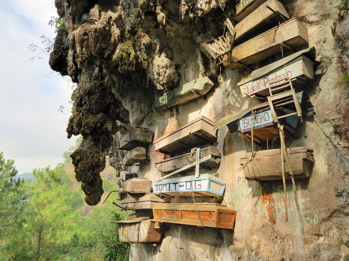   Висячие гробы в Сагаде, Филиппины© Depositphotos.com / flocutus
