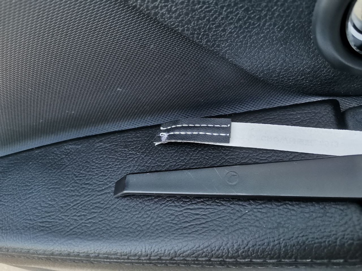 Берём вот такую самоклеящуюся строчку