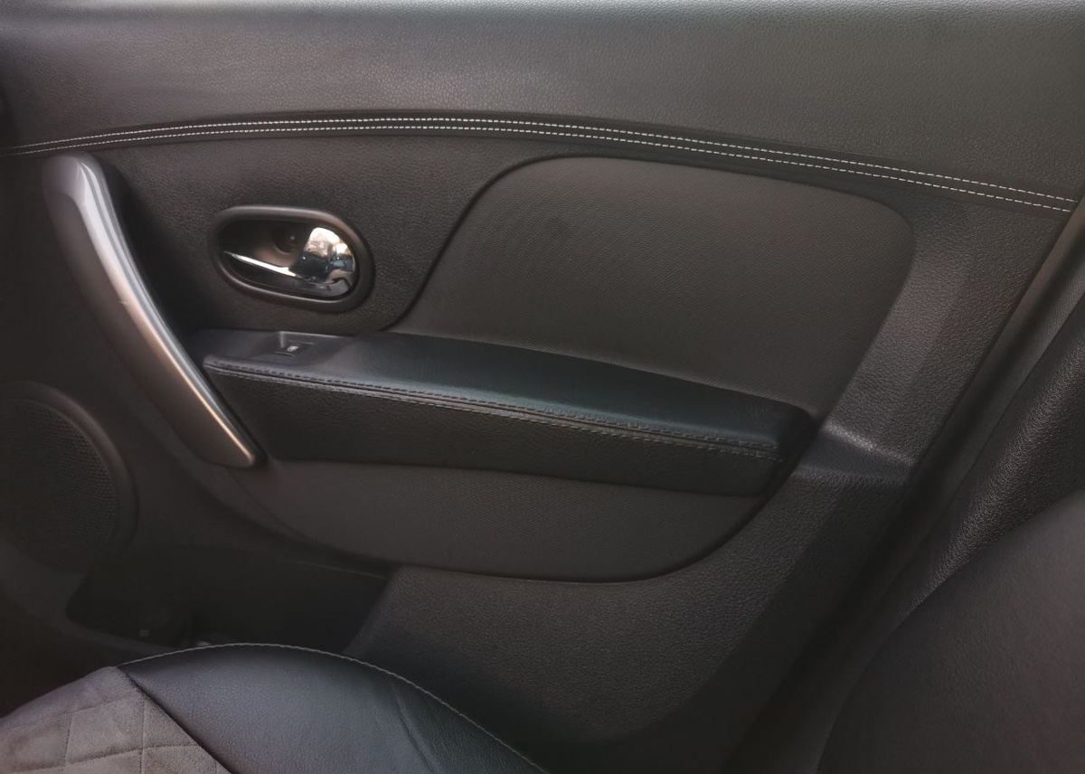 Освобождаем липкий слой строчки, отклеив защитную полоску и клеим её по ребру дверной карты пассажирской двери