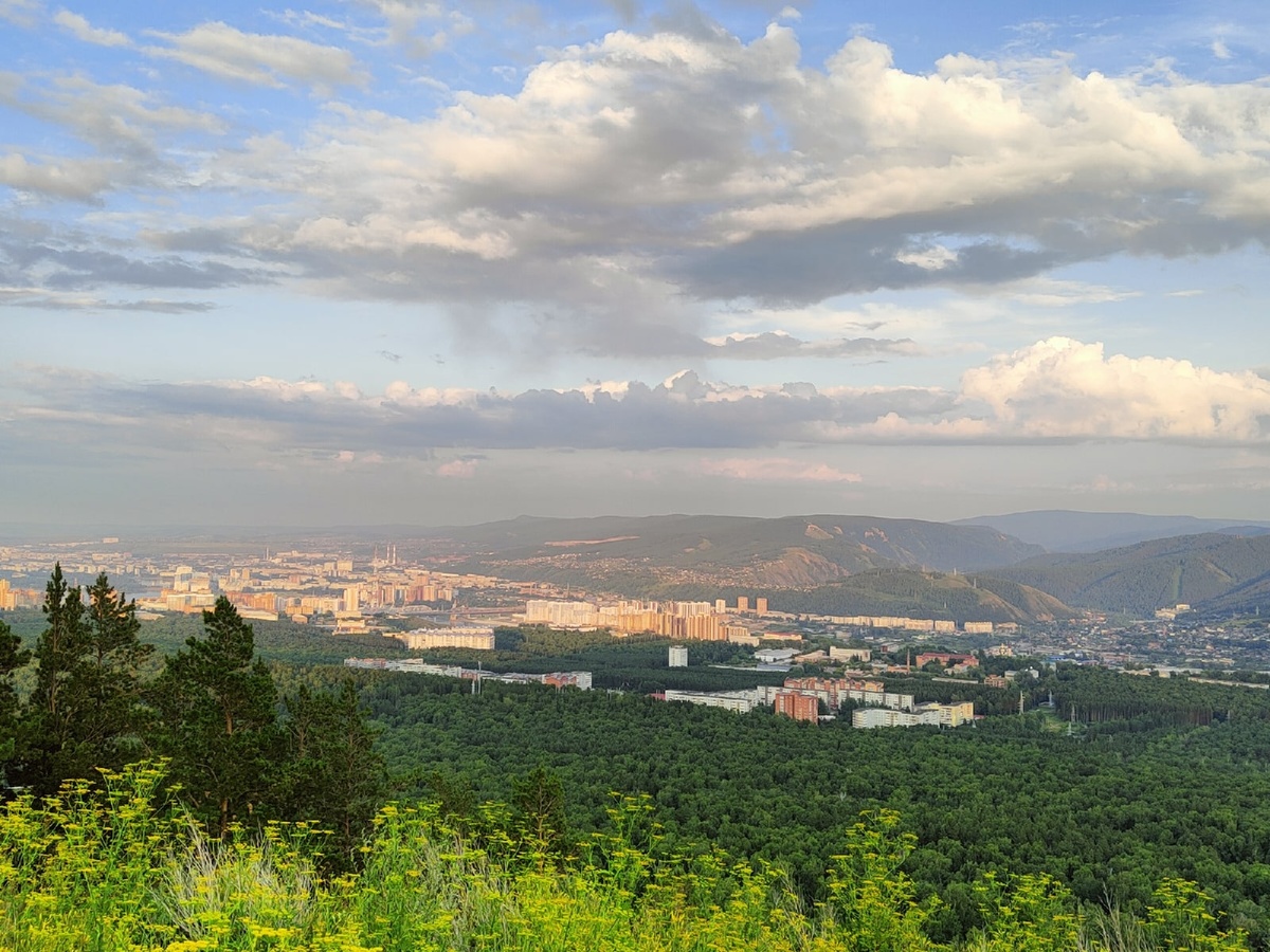 Вид на Красноярск со смотровой площадки расположенной на Николаевской сопке. фото 2022 г. 