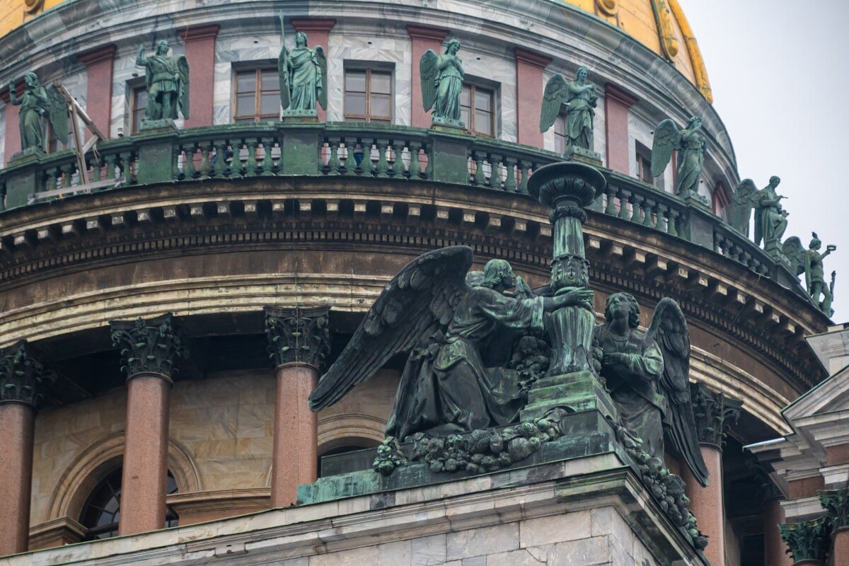    С балюстрады Исаакиевского собора сняты строительные леса