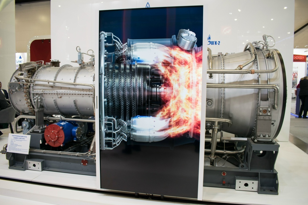 Образец ТМ-16 на Петербургском международном газовом форуме. На экране можно увидеть, что происходит внутри двигателя, когда он работает.