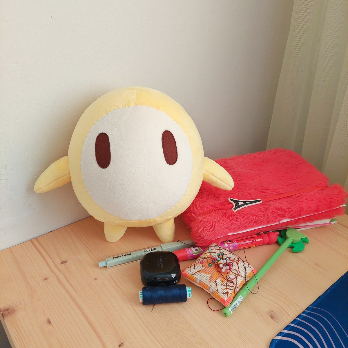 Жаль, камера не передаёт очень красивый оттенок жёлтого плюша. Звёздочка и правда будто светится!