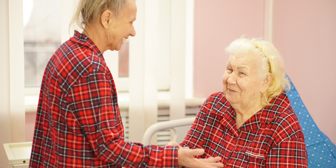 Как правильно общаться с пожилым человеком, который плохо слышит или видит