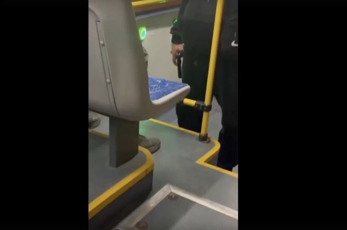    В Астрахани двое пьяных пассажиров угрожали людям пистолетом в автобусе