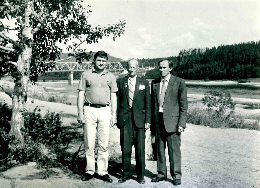 Молодые руководители Мостоотряда №5 с первым бригадиром Александром Шестаком