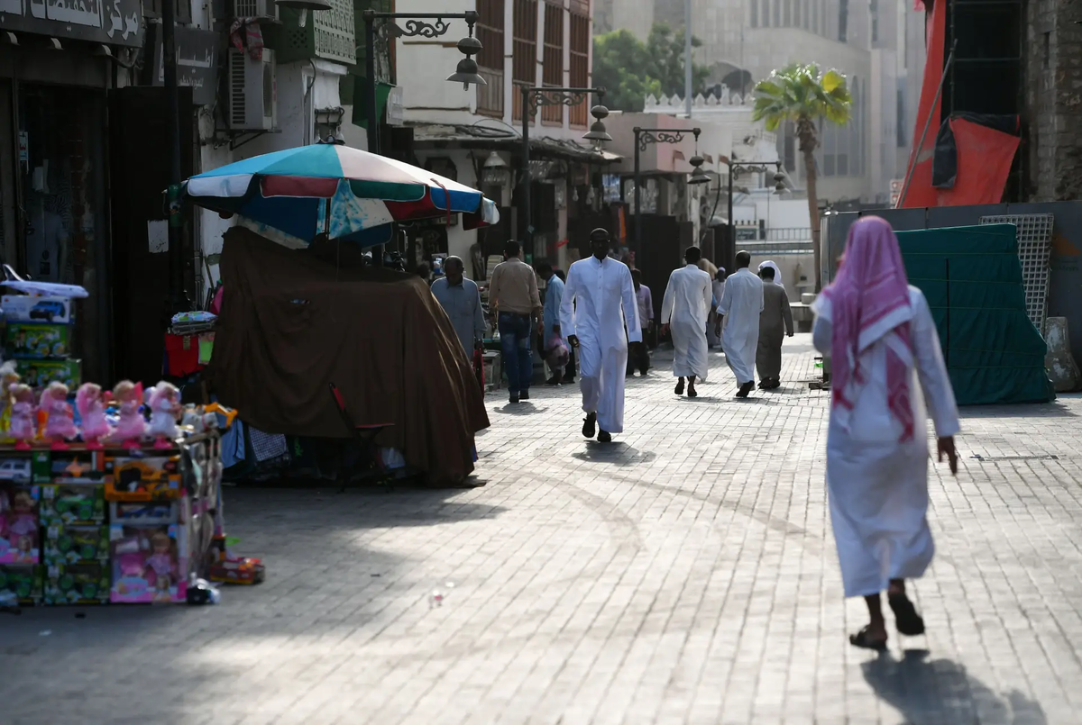 Женщины в стране обязаны соблюдать дресс-код. В том числе иностранки.