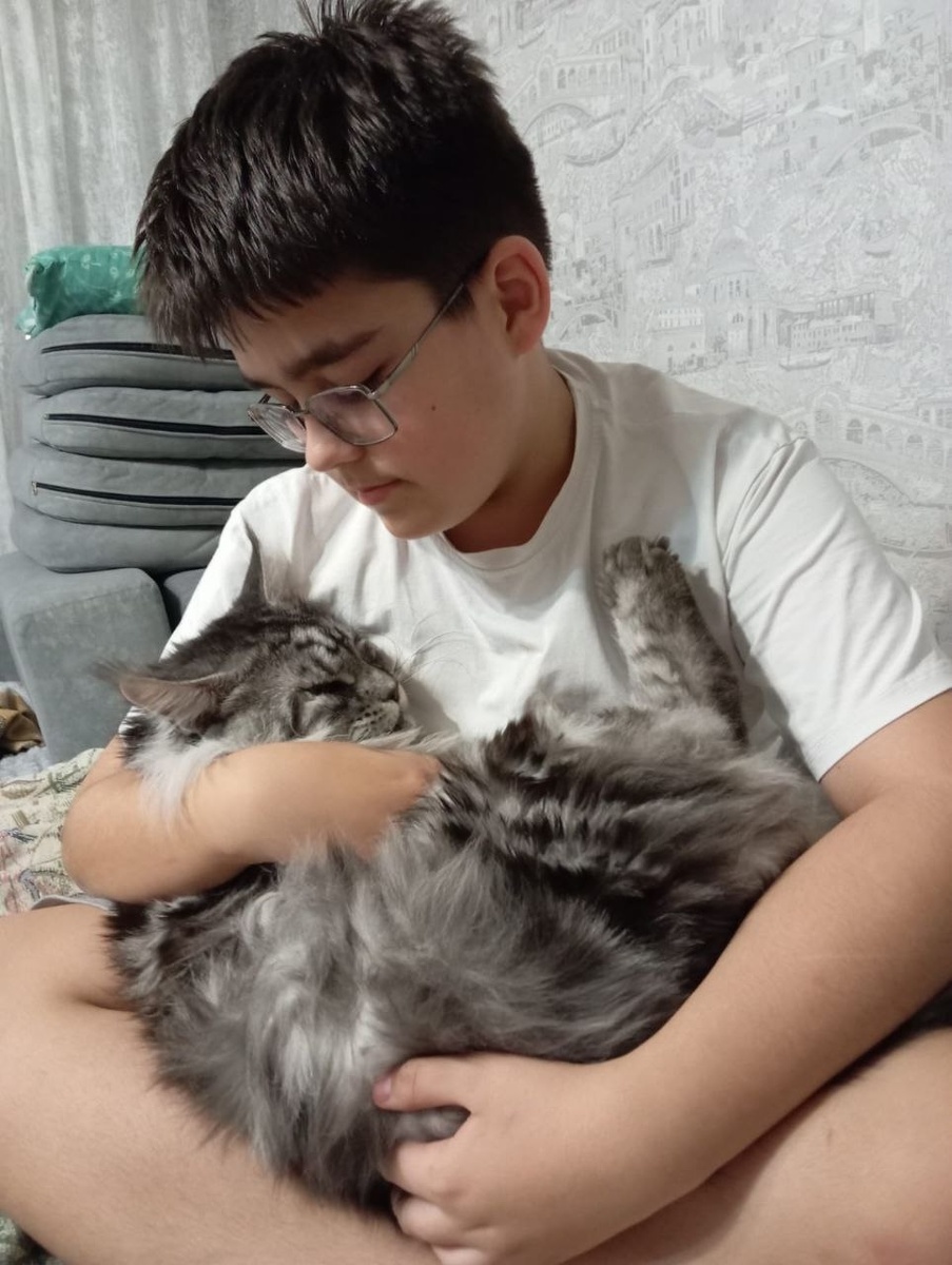 Мы безмерно счастливы видеть, как котик, переживший столько боли, наконец-то обрёл свой уголок рая на земле.