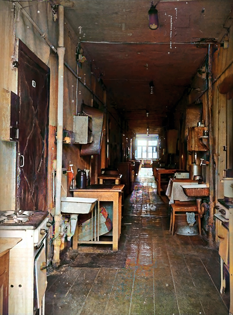 Внутри барака пушкинского студгородка