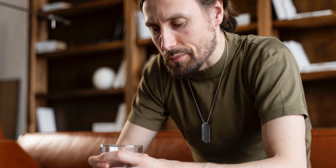 Как понять, что человек не просто пьёт, а уже зависим — признаки, которые видно только близким