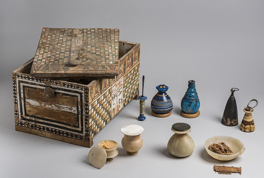 Туалетная коробка и сосуды с различными косметическими средствами. Гробница Кха и Меррит.