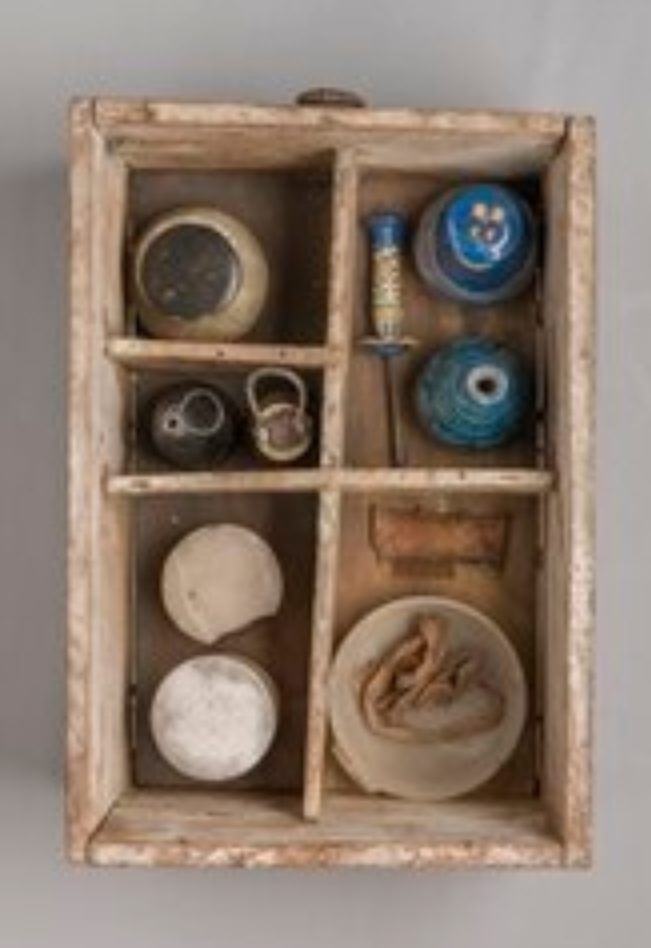 Туалетная коробка и сосуды с различными косметическими средствами. Гробница Кха и Меррит.