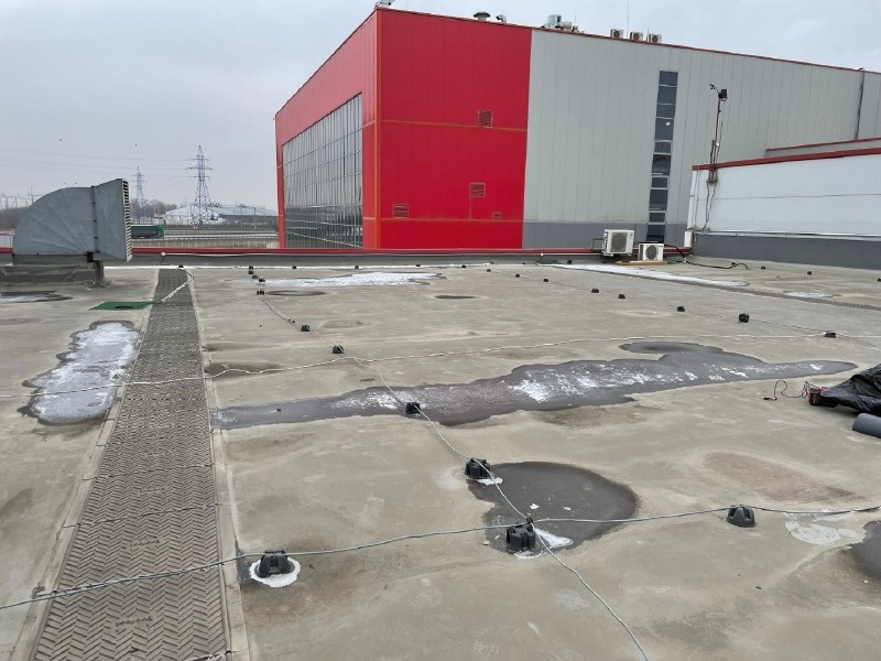 Хожу по крыше и считаю пятна. Их много. Застойные зоны занимают примерно 40% от всей площади. Это значит, что кровельщики при монтаже не сделали правильные уклоны. В итоге вода не стекает к воронкам, а стоит на месте.