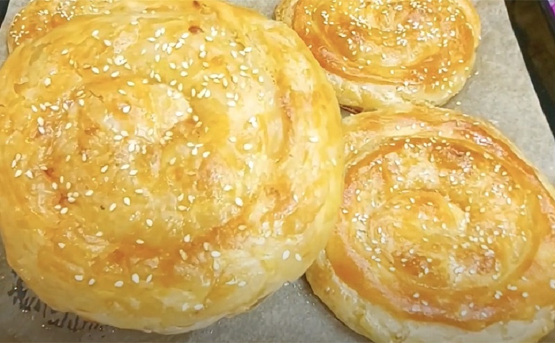 Воздушные домашние луковые лепешки – особый рецепт на замену хлебу
