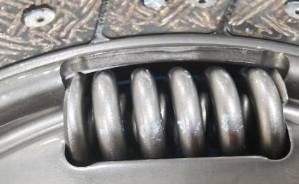 Контактная поверхность пружины была оптимизирована с линейного контакта на дуговой