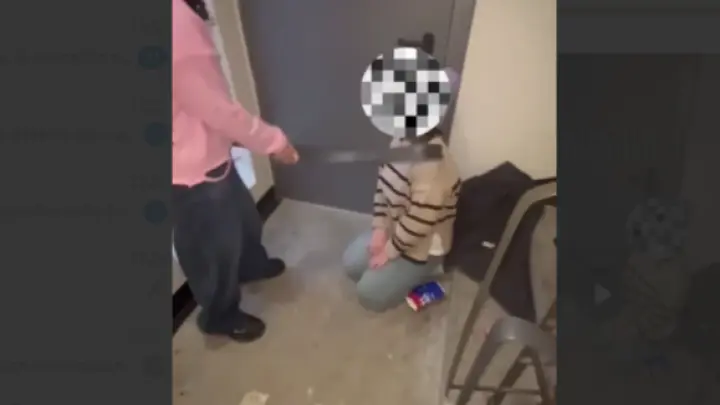 Поставила на колени и била ремнём: школьницы вовсю поиздевались над 13-летней девочкой. Помогут ли извинения на камеру?