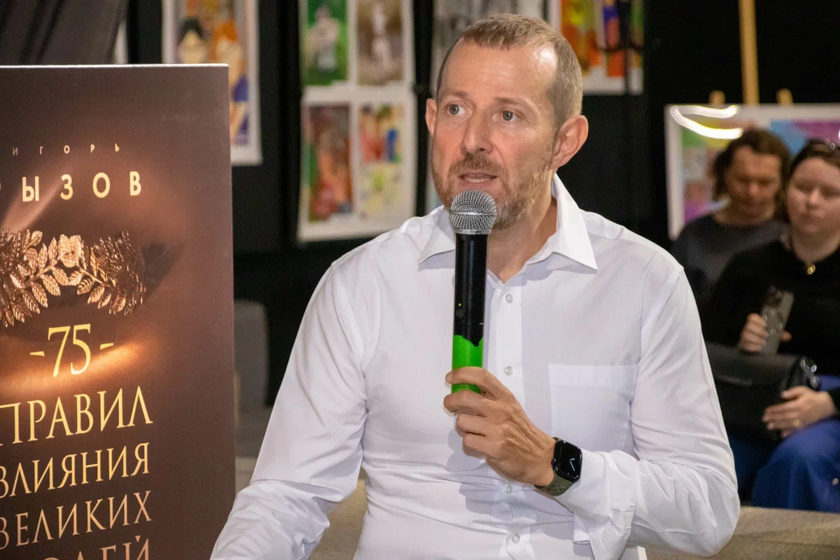 Представьте, что агрессия собеседника — это шторм. Можно пытаться плыть против волны, а можно поставить временный якорь и переждать непогоду