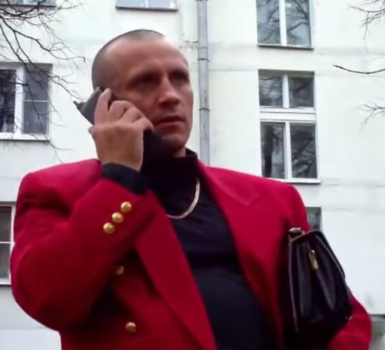 Изображение является стилизованным художественным образом, созданным для отражения культурного стереотипа эпохи. Не является рекламой или использованием товарных знаков в коммерческих целях.