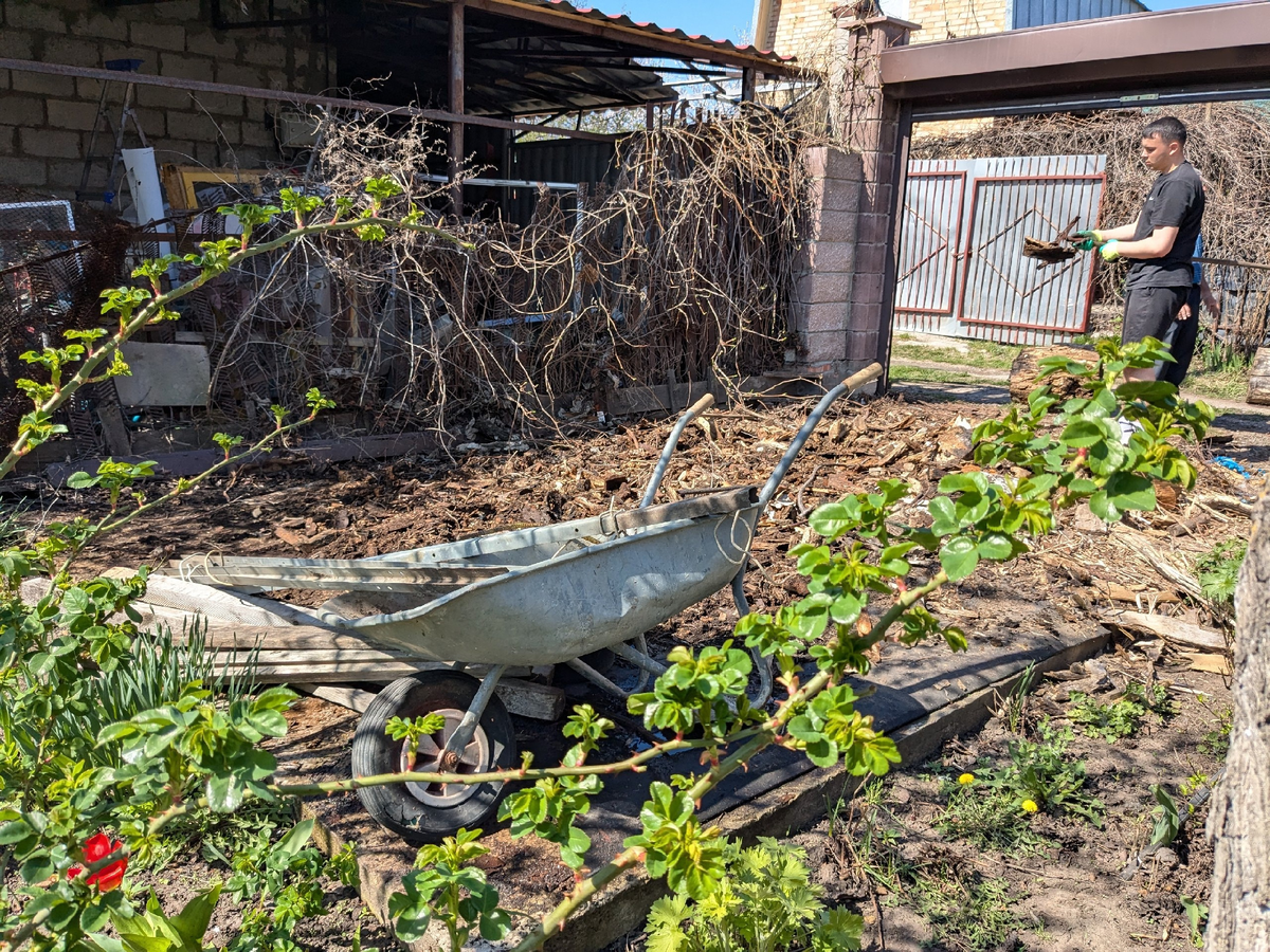 К майским праздникам хлам с парковки вывезли