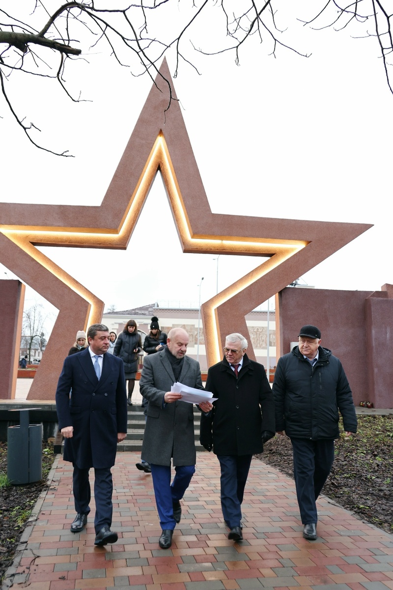 Председатель Совета депутатов К.М. Дежурнов, глава местного самоуправления Балахнинского муниципального округа А.В. Дранишников, председатель Законодательного Собрания Нижегородской области Е.Б. Люлин, председатель Совета директоров Балахнинского округа А.А. Алексеев.