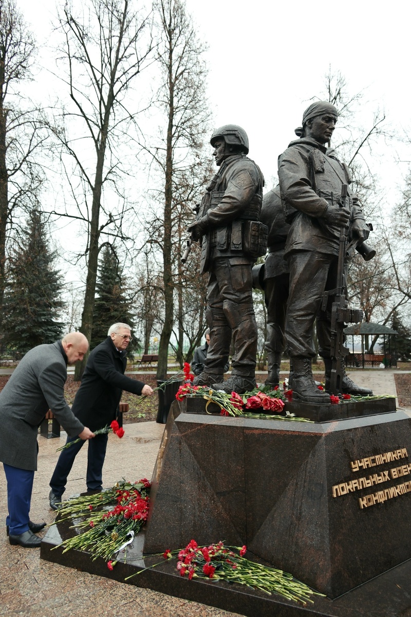Участники рабочей встречи возложили цветы к памятнику «Героям земли Балахнинской» в Волжском парке.