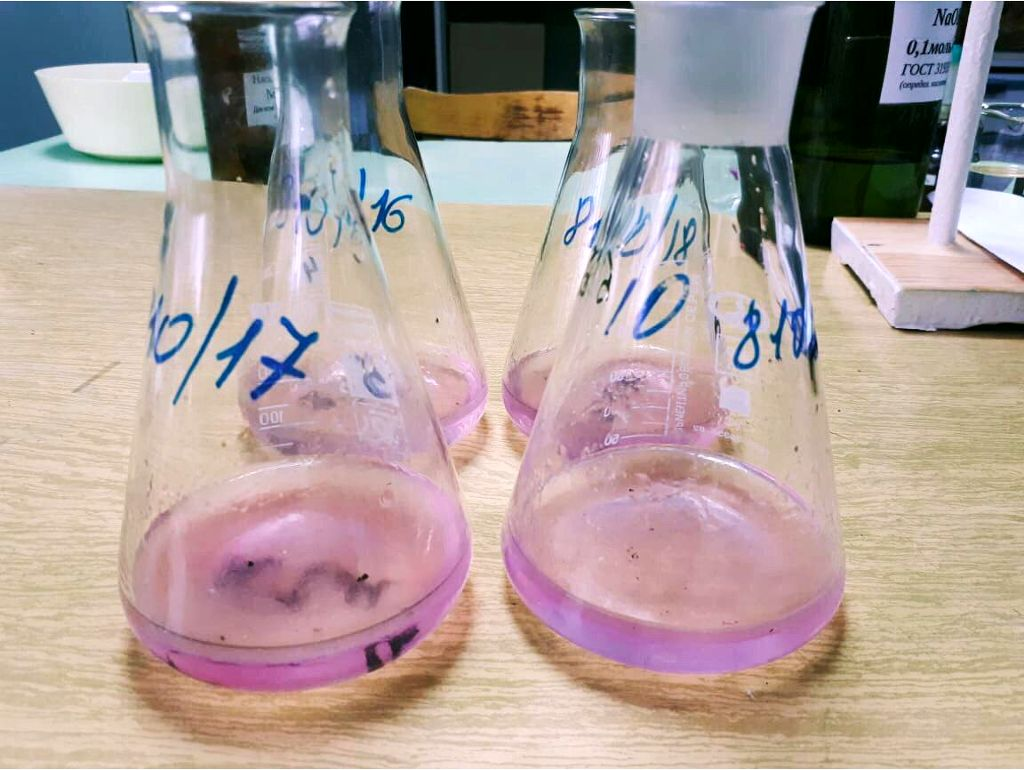 Критически важный метод - определение кислотного числа жира (КЧ). Жир экстрагируется из размолотой крупы петролейным эфиром. Полученный раствор титруется гидроксидом калия. Результат выше 4,0 мг КОН/г однозначно указывает на окисление, вызванное длительным или неправильным хране