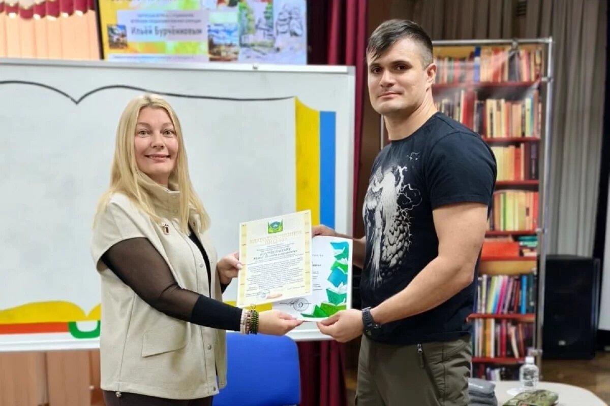    В Хабаровске школьники встретились с художником — ветераном СВО