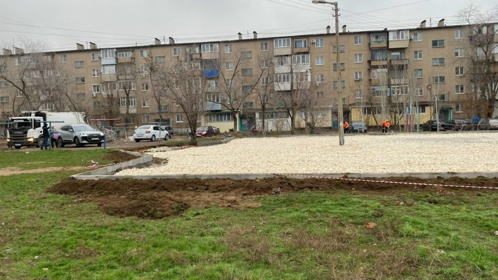     Щебень засыпан, бордюры поставлены: скандальную парковку в Волжском все-таки начали строить
