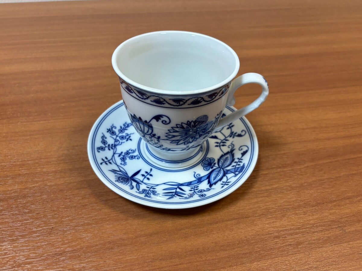 Чашка форма Александрия, декор 0055 (Луковичный), производство мануфактуры Рудольф Кампф под маркой Леандер. Здесь и дальше фото  продавца.