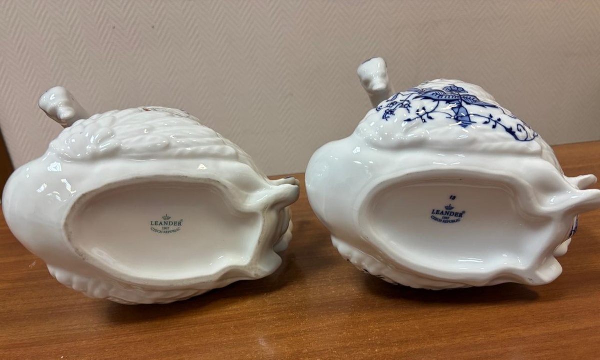 Как пример марки на одинаковых изделия с разным декором. Слева изделие с надглазурным декором и с привычной вам маркой - зеленого цвета.