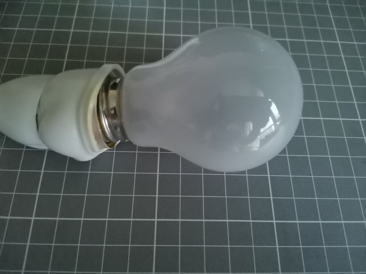 Патрон светильника весь оплавился от температуры работы лампы накаливани