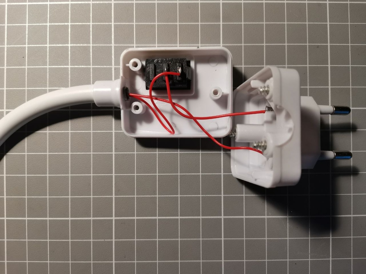 В вилке и выключателе светильника проблем нет