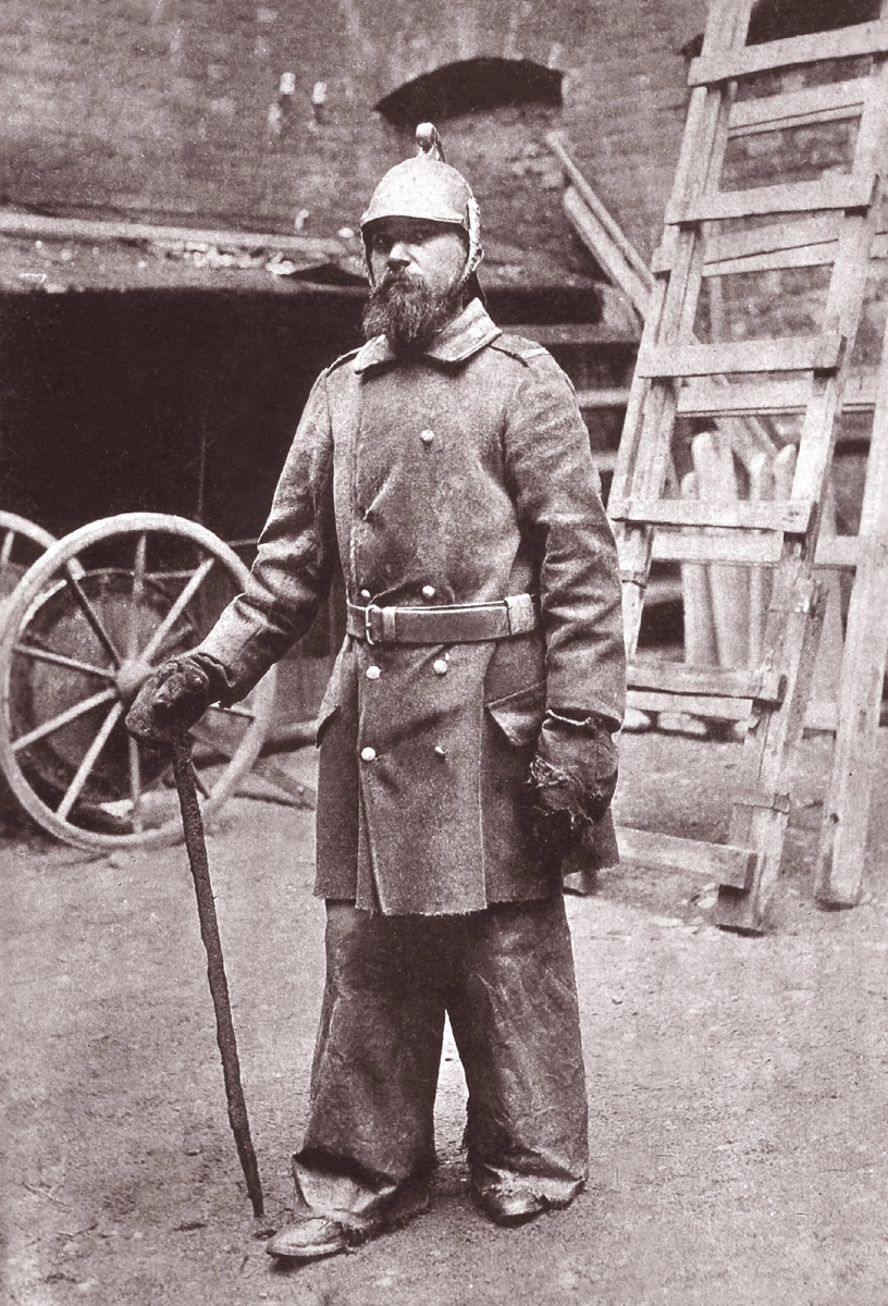 Типичный петербургский пожарный конца 19-начала 20 века. Фото из архива Пожарно-технической выставки имени Б. И. Кончаева