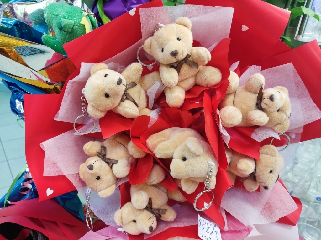 Тут в букете 7 плюшевых мишек. Стоимость букета 1320 рублей. Обратите внимание, что ничего кроме игрушек и упаковочной бумаги в букете нет...