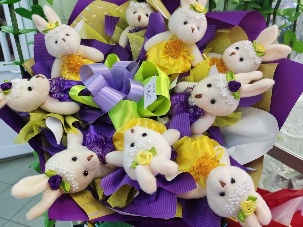 Тут 9 плюшевых зайчиков в букете... Но покажу по мере уменьшения предметов... Далее будет 7, 5, 3... Поскольку принцип четного количества «цветов» в букете соблюдается и в данном случае... Этот букет стоит 1400 рублей