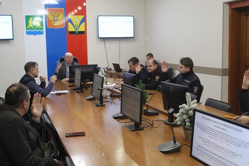    На фото заседание комиссии по безопасности дорожного движения администрации Искитима. Одним из вопросов стояло исключение депутата городского Совета Виталия Пустотина из состава комиссии.