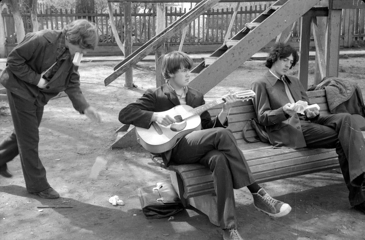 Стилизованное изображение создано для визуализации процесса устного народного творчества. Изображения являются постановочными и используются в культурологических целях.