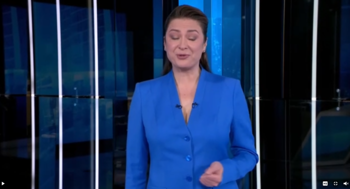 Телеведущая Мария Ситтель ведёт программу «Вести» в ожидании визита в Забайкалье / Скриншот экрана