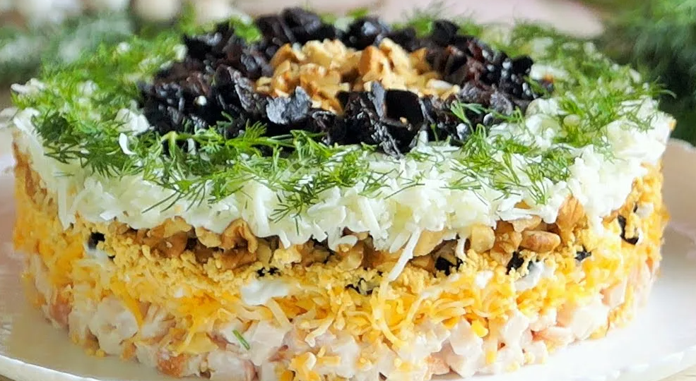 Салат Марсель с копченой курицей и черносливом: оригинальный, стильный и очень вкусный