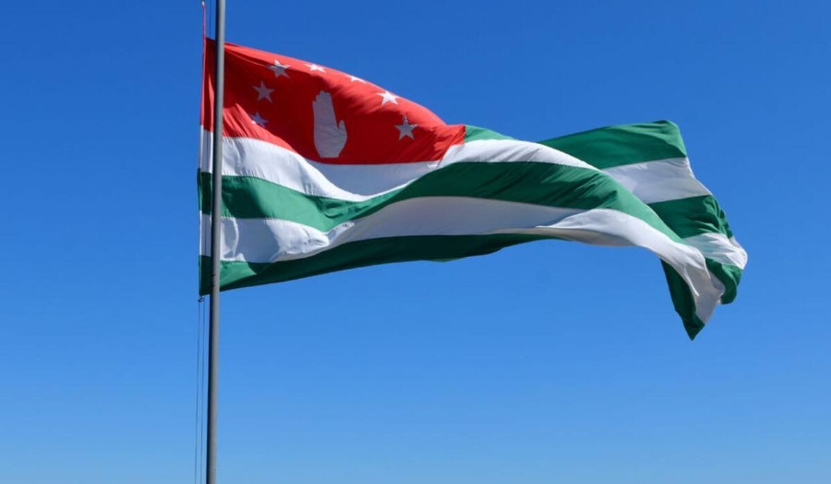     Флаг Абхазии. Источник: gazeta.ru Автор фото: Томас Тхайцук