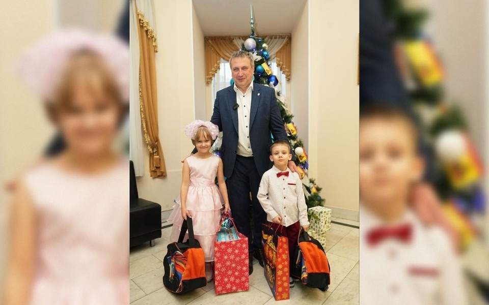    Елка установлена в департаменте опеки, попечительства и соцподдержки. Фото: телеграм-канал Ивана Носкова