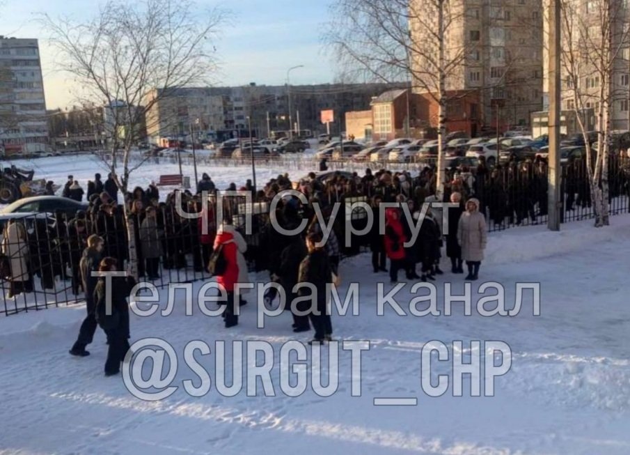    Учеников сургутской школы эвакуировали из-за пожара