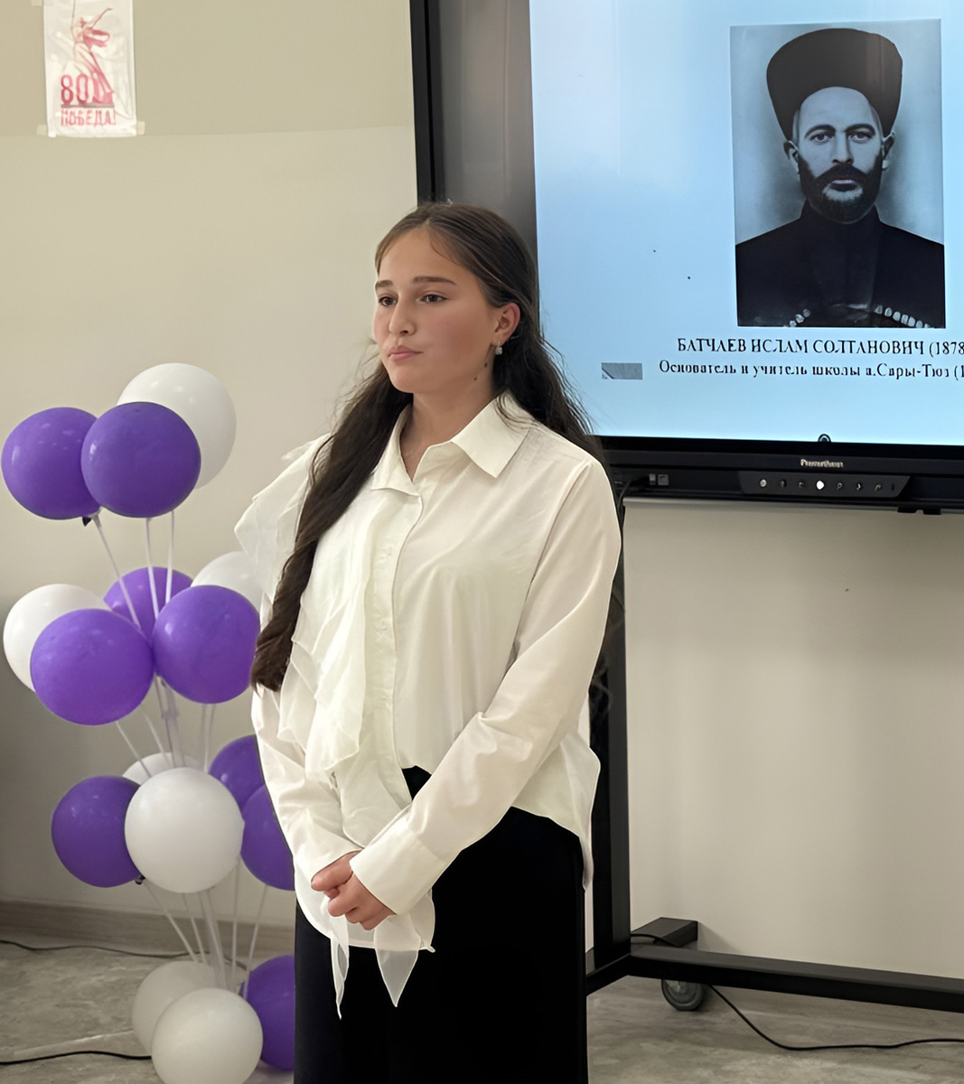 Стихи о первом учителе аула Сары-Тюз читает его праправнучка Джамиля Батчаева