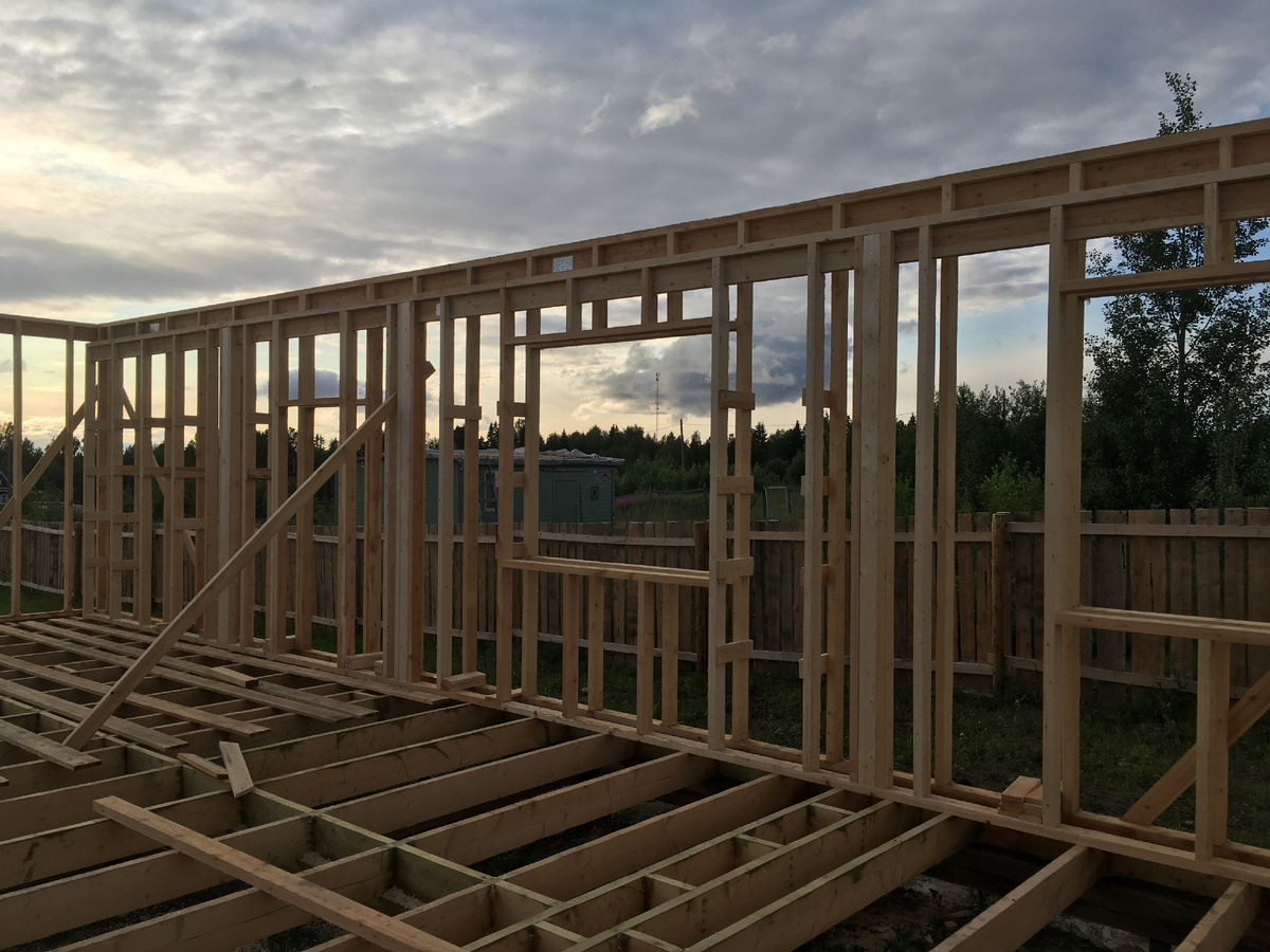 двойной "энергоэффективный" каркас - 350мм утепления стены. цена пиломатериалов = как на каркас 150+50мм, тк энергоэффективная стена создается из доски 50х100