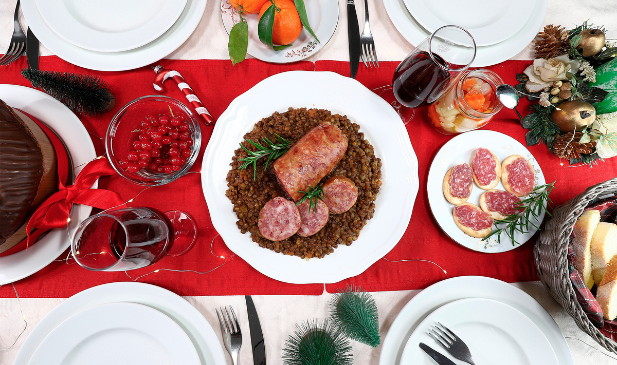 На праздничный стол обязательно подают чечевицу — символ богатства и удачи, потому что она напоминает монетки.Фото: Grazziela / Shutterstock.com