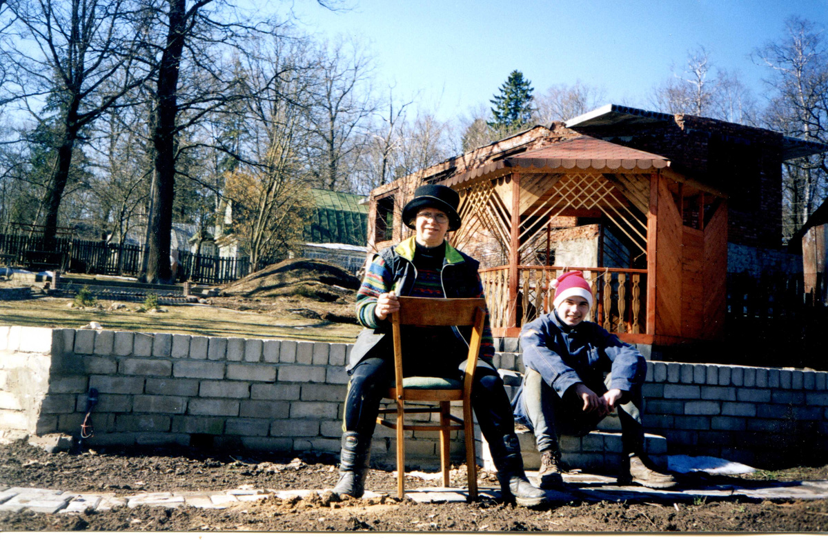 Праздник давно позади. Дача. Март 2001 г. 