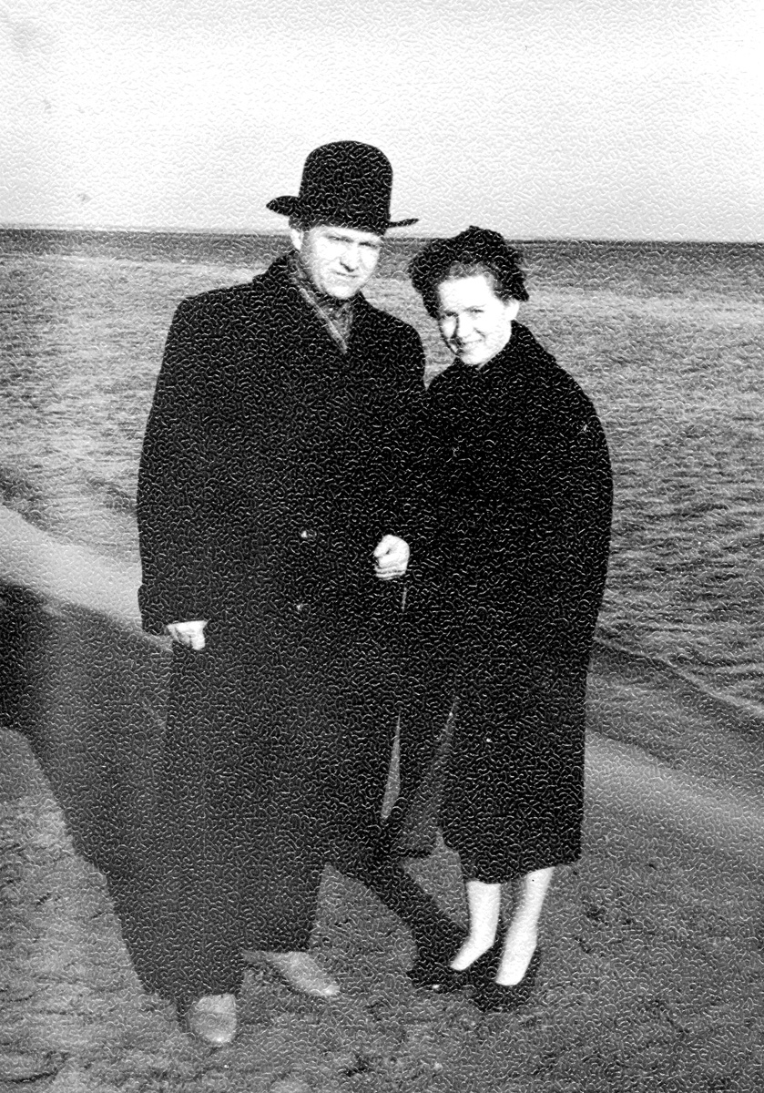 Мои родители в начале семейной жизни. Феодосия, 1957 г.